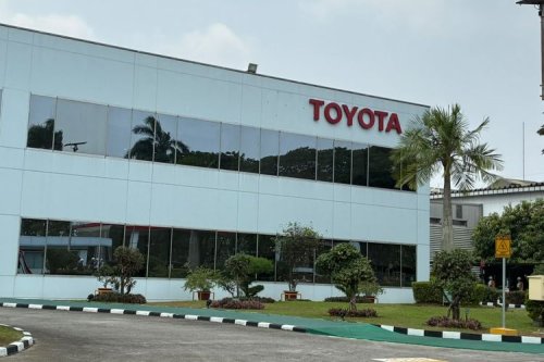 Pabrik Toyota Masih Andalkan Manusia, Robot Belum Dominan