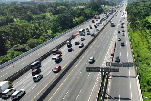 Siap-siap Masuk “Hall of Fame”, Rambu Tol Tampilkan Mobil Ngebut