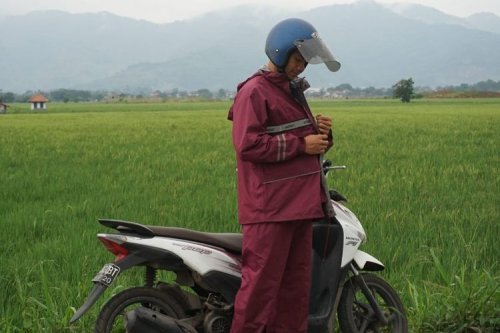 Demi Keamanan, Pilih Jas Hujan Warna Terang atau Mencolok