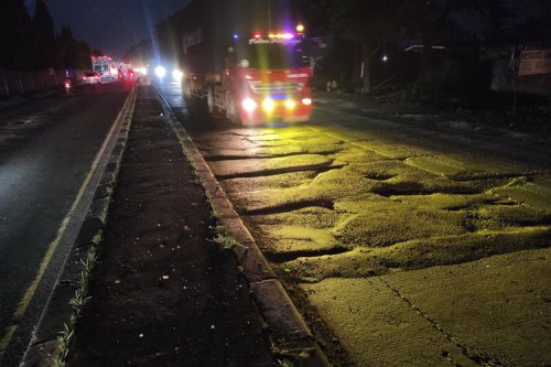 Aspal Licin, Beton Licin: Mana yang Lebih Berbahaya Saat Hujan?