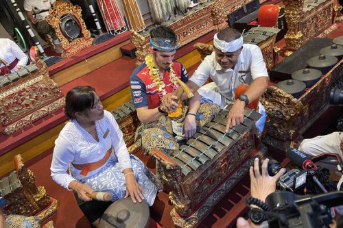 Joan Mir Latihan Gamelan, Luca Marini Bikin Canang di Bali
