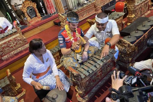 Joan Mir Latihan Gamelan, Luca Marini Bikin Canang di Bali