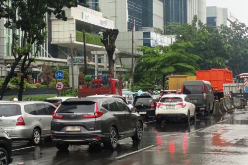 Ada Genangan di Jalan DI Panjaitan, Arus Lalu Lintas Cawang Macet