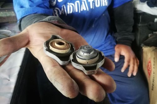 Cegah Overheat Mobil Bekas: Cek Tutup Radiator