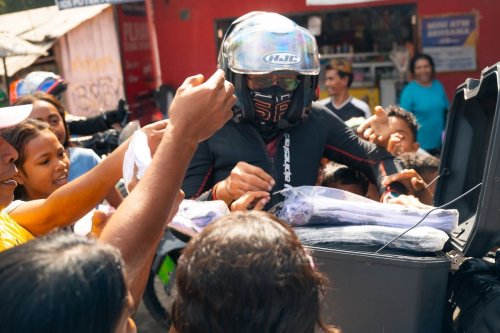 Komunitas Ini Tempuh Flores dengan 49 Motor Sambil Salurkan Bantuan Gempa