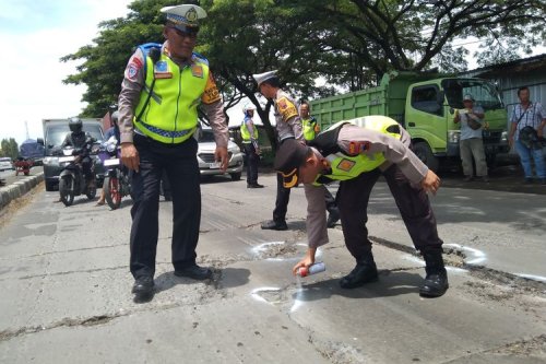 Waspada Jalan Berlubang saat Berkendara di Musim Kemarau Basah