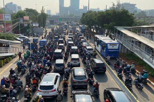 Pakai Fitur Auto Hold di Lampu Merah, Bikin Boros Konsumsi BBM?