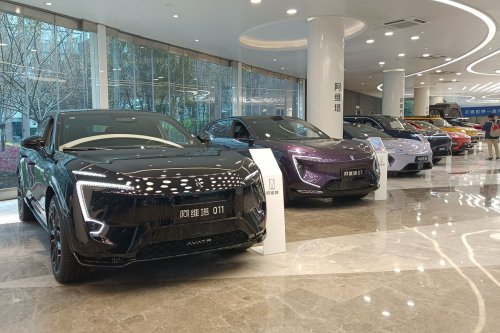 Melihat Berbagai Mobil Changan Automobile di Pusat R&D