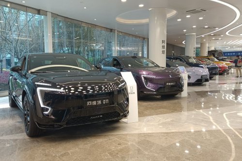 Melihat Berbagai Mobil Changan Automobile di Pusat R&D