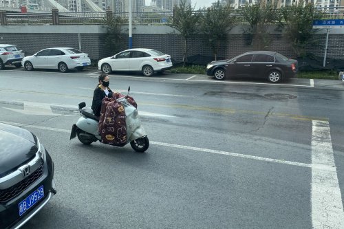 Unik, Pengendara Motor di China Gunakan Selimut Saat Musim Gugur