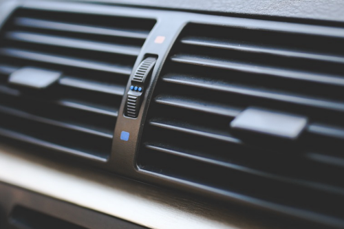 Penyebab AC Mobil Hanya Dingin Saat Mobil Baru Jalan