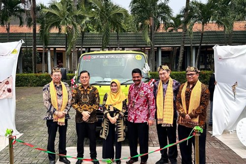 Dukung Pendidikan Vokasi, Hino Serahkan 1 Unit Truk 300 Series