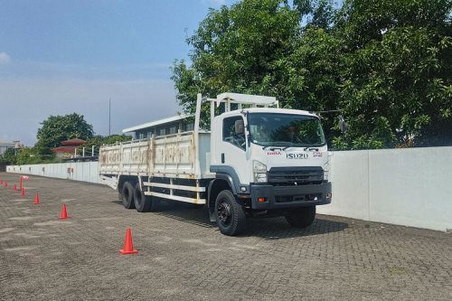 Belajar Mengemudi Truk Panjang 12 Meter: Penting Memahami Blind Spot
