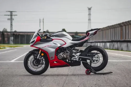 Motor Supersport QJMotor SRK 421 RR, Pesaing Berat Kawasaki ZX-4RR