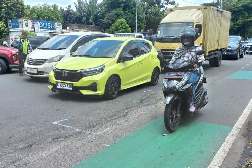 Banyak Pengendara Motor Terjatuh di Jalan Juanda Depok karena Lubang