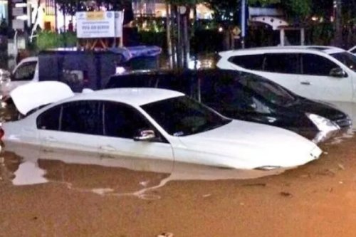 Deteksi Mobil Bekas Banjir, Cek Lumpur Kering di Ruang Mesin