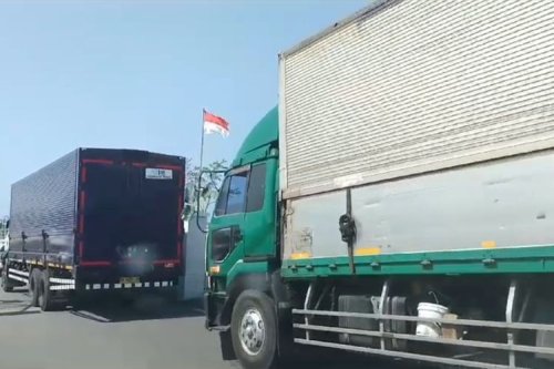 Alasan Pintu Belakang Truk Kontainer Suka Terbuka