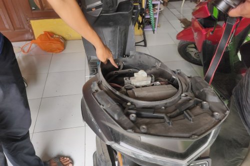Tantangan Bengkel Motor Listrik: Suku Cadang & Limbah Baterai