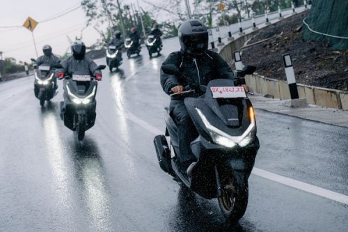 Pengendara Motor, Jangan Remehkan Bahaya Jas Hujan Ponco