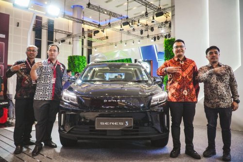 Mobil Listrik Seres 3 Sapa Warga Surabaya
