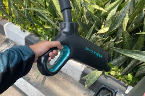 BYD, BYD Mulai Bangun Flash Charging di Jaringan Diler Denza