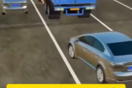 Perlukah Memiringkan Mobil Saat Berhenti di Belakang Truk?