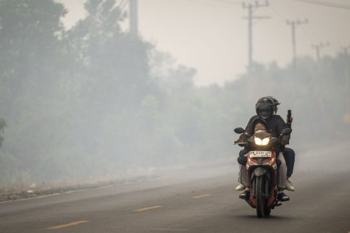 Abu Vulkanik Ganggu Pengendara Motor, Jangan Cuma Pakai Masker