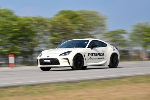 Sensasi Geber Mobil Sport dengan Bridgestone Potenza RE005