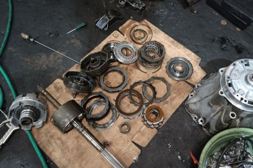 Rumus dan Waktu Ideal Ganti Oli Mesin dan Transmisi Mobil Matik