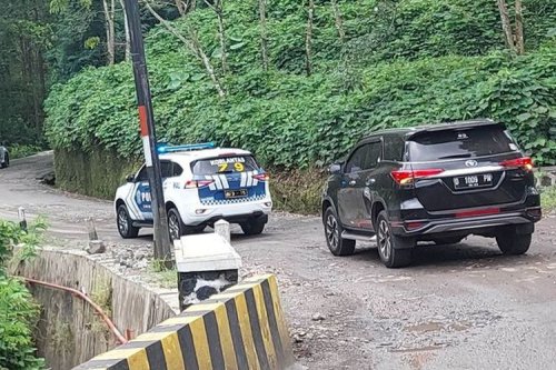Teknik Aman Mengemudi Mobil Matik di Turunan