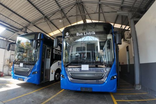 Pengamat: Transportasi Publik Lebih Mendesak dari Mobil Listrik
