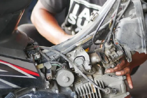 Motor Injeksi vs Karburator di Musim Hujan, Mana Lebih Tangguh?