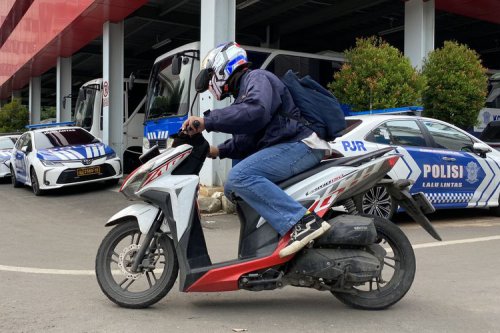 Cek Kondisi CVT Motor Matik Bekas: Tutup Knalpot Pakai Sandal