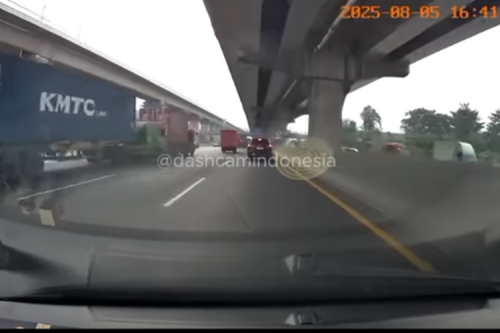 Truk Trailer Tabrak Brio dan Pembatas Tol Japek, Ingat Bahaya Microsleep