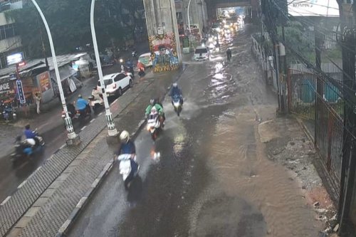 Hujan di Jakarta: Genangan Air di Jalan Ciledug Raya