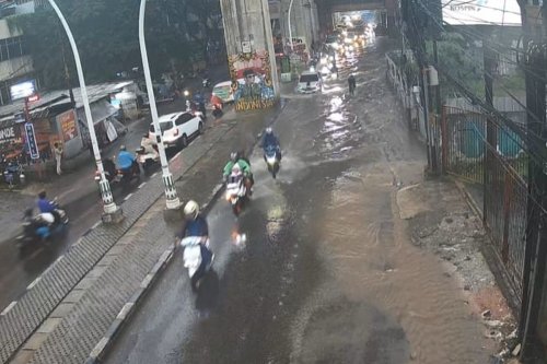 Hujan di Jakarta: Genangan Air di Jalan Ciledug Raya