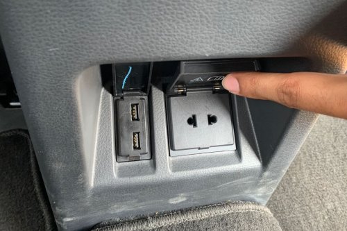 Sering Ngecas HP di Mobil Bikin Aki Cepat Soak?