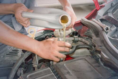 Apakah Mobil yang Jarang Digunakan Tetap Harus Rutin Ganti Oli?