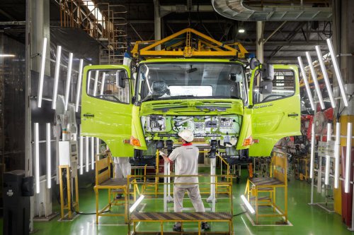Tantangan Penjualan Truk Hino di 2026: Truk Impor China Menghantui