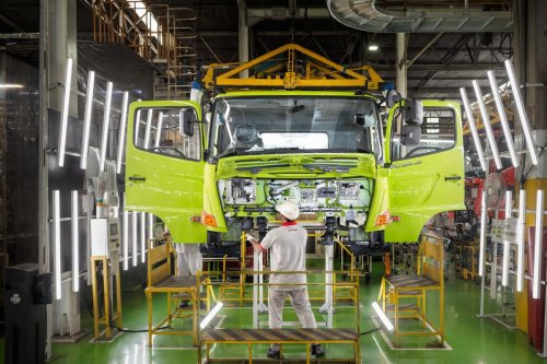 Tantangan Penjualan Truk Hino di 2026: Truk Impor China Menghantui