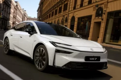 Toyota, Toyota bZ7 Debut di China, 1 Jam Kantongi 3.100 Pesanan