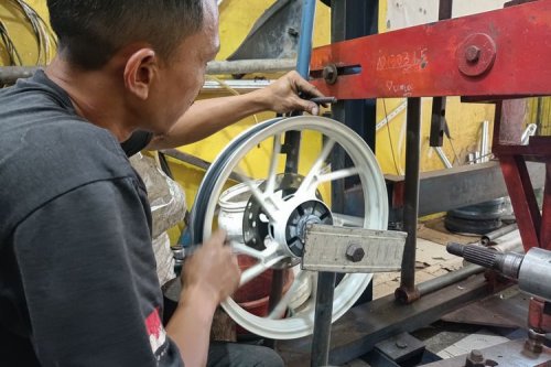Pelek Motor Retak, Las atau Ganti Baru? Ini Penjelasan Ahli