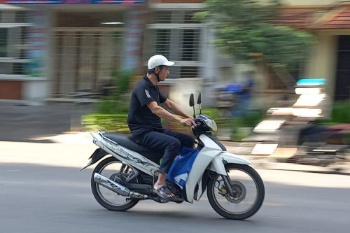Di Indonesia Dilarang, Helm Cetok Jadi Tren di Vietnam