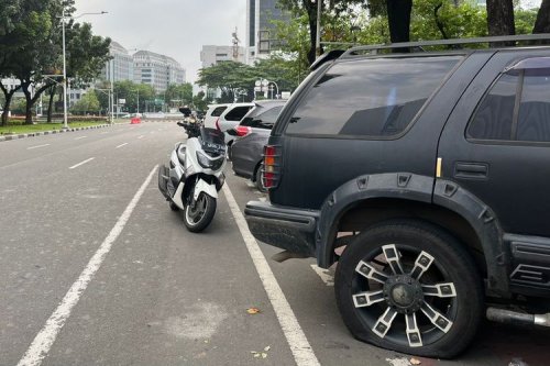 Mobil Parkir Liar di Monas, Siap-siap Ban Kempis