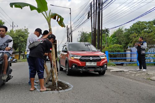 Hati-hati! Ini Dia Risiko Hantam Lubang Saat Mobil Berbelok