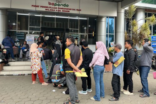 Kantor Samsat Cibinong Diserbu Warga yang Bayar Pajak Kendaraan