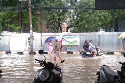 Waspada, Genangan Air Bikin Lubang Jalan Tak Terlihat