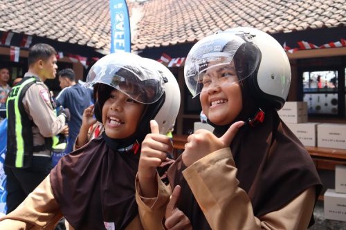 TVS Bagikan 100 Helm SNI ke Siswa SD Karawang