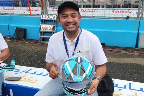 Helm Kertas Formula E, Suvenir Sederhana yang Berkesan buat Pengunjung