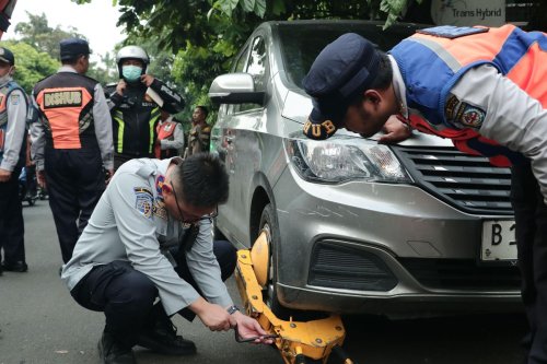Parkir Liar di Margonda Depok, Siap-siap Ban Kempis sampai Diderek